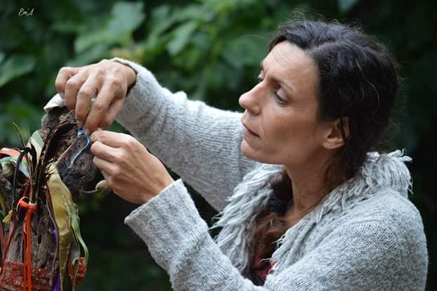 Une femme en pull gris nouant quelque chose