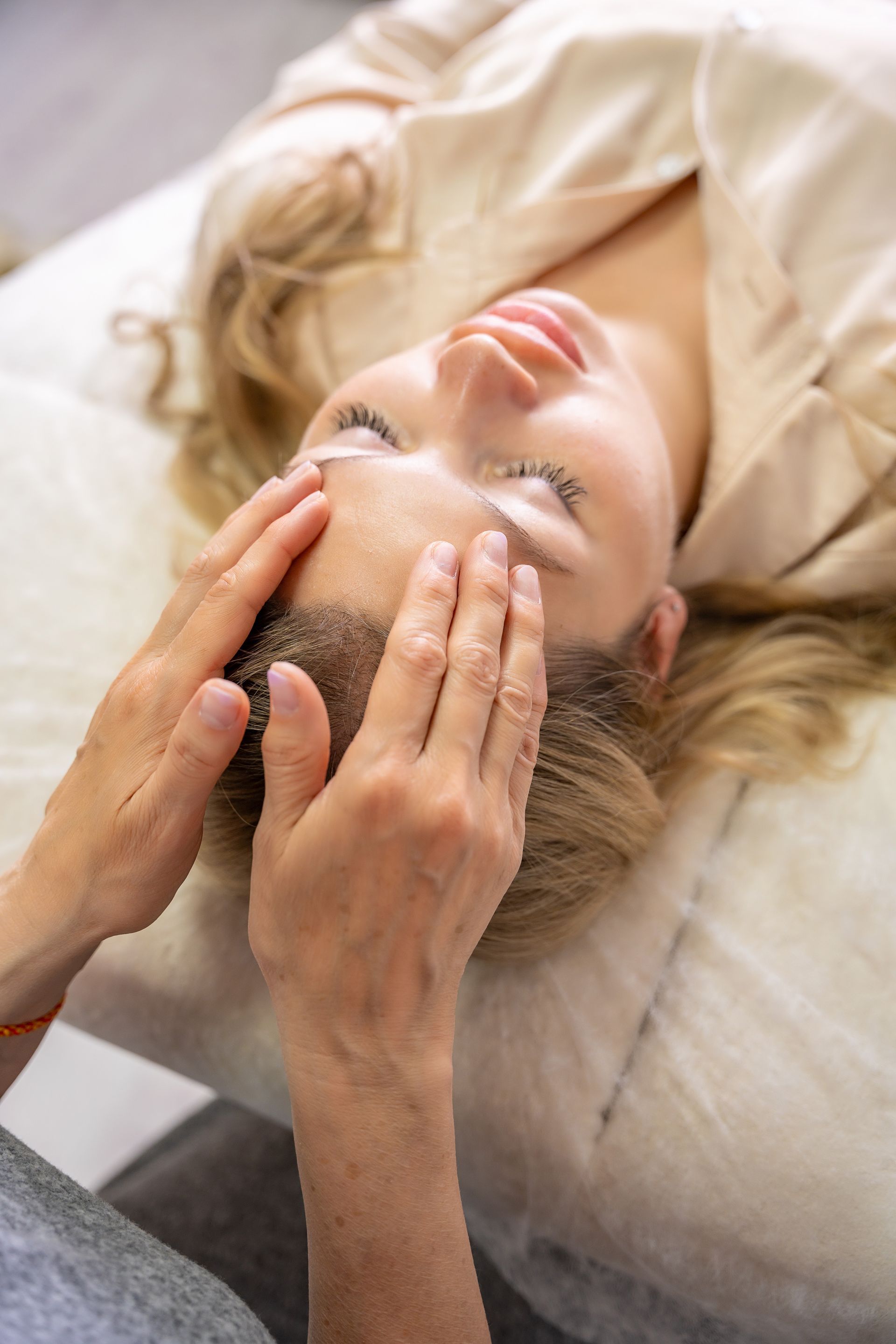 Femme recevant un massage du visage