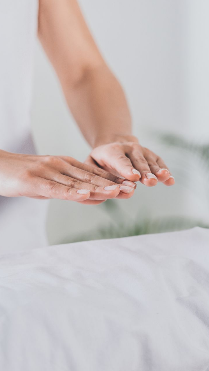 Les mains d'une personne, paumes vers le bas