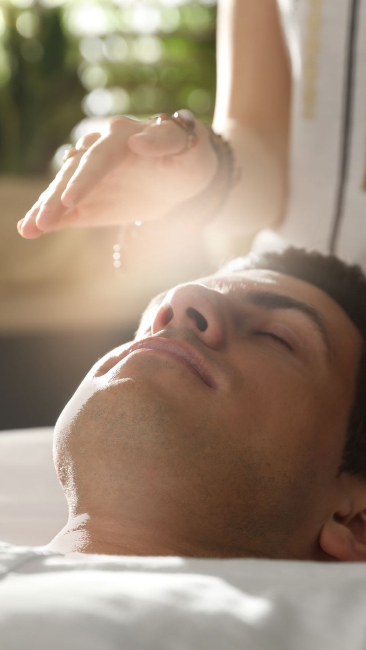 Homme recevant de l'énergie de guérison