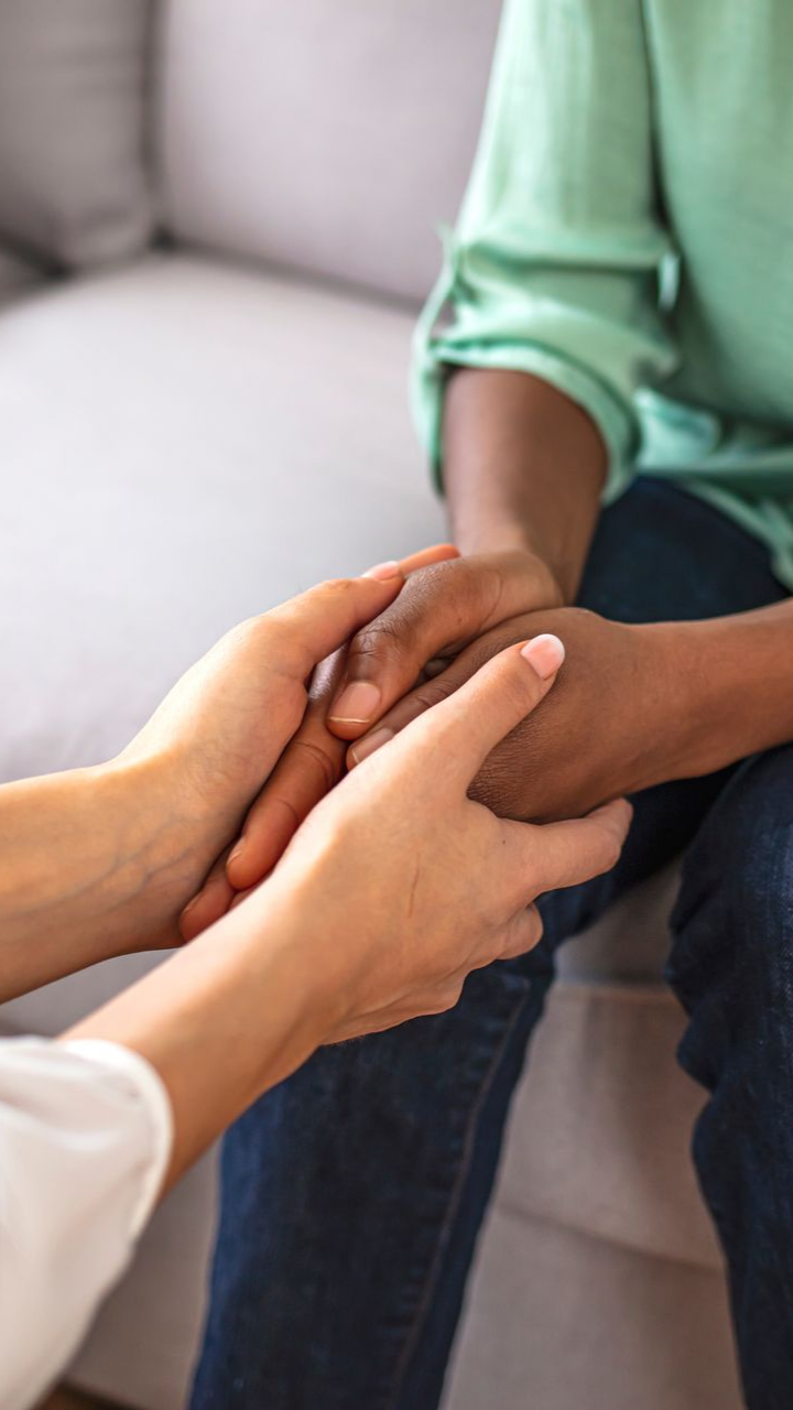 Mains jointes pour le confort