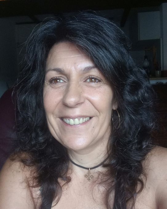 Une femme détendue sur un canapé, les yeux fermés