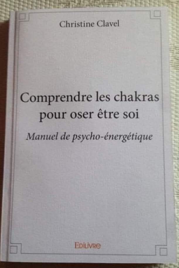 Femme portant un collier, la main sur la poitrine.