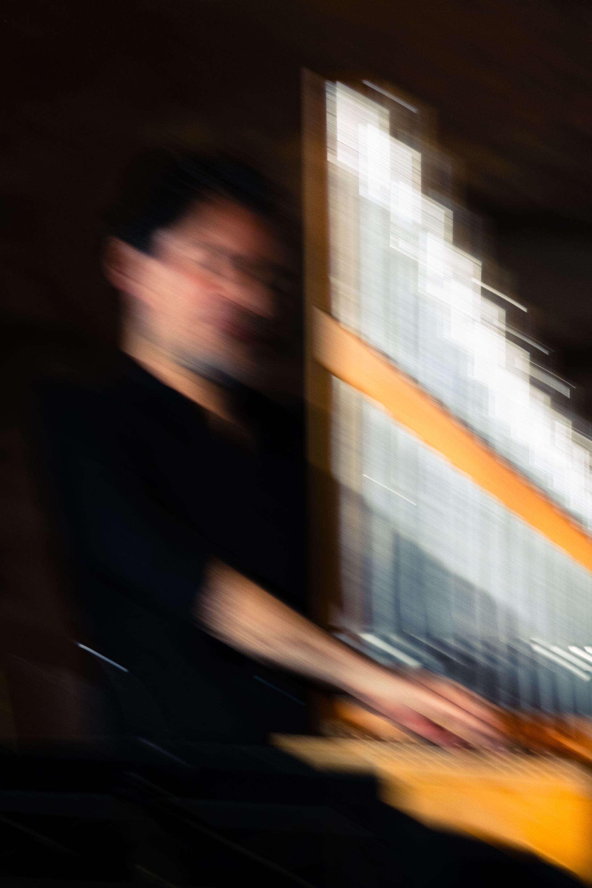 Una imagen borrosa de una persona tocando un instrumento musical.