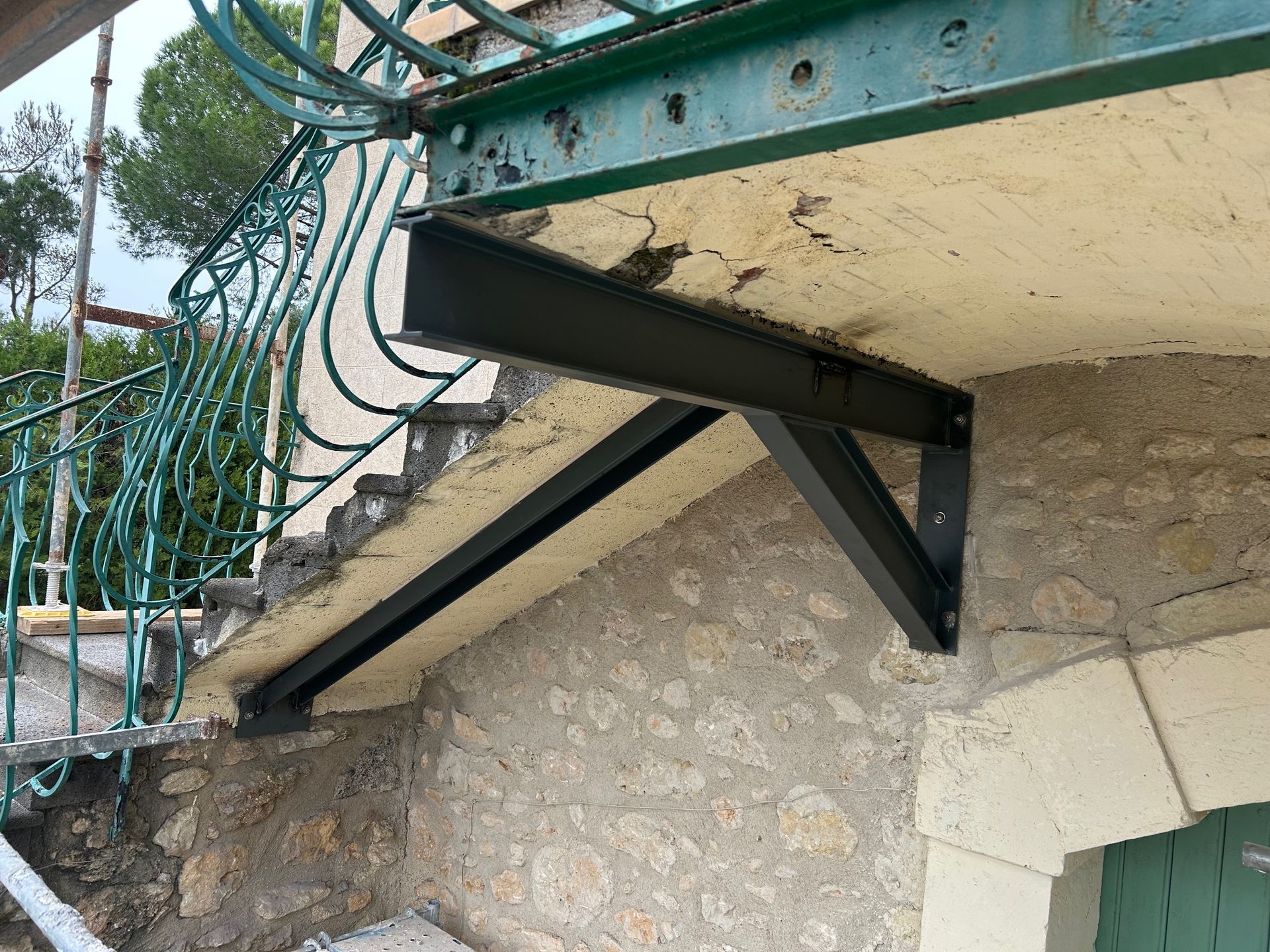 Une pièce métallique de tirant domestique fixée sur un mur de pierre brute