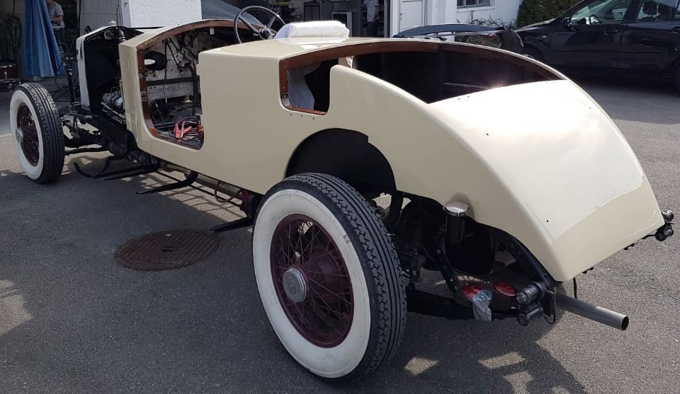Altes Auto in der Werkstatt der Carrosserie Autospritzwerk Melliger