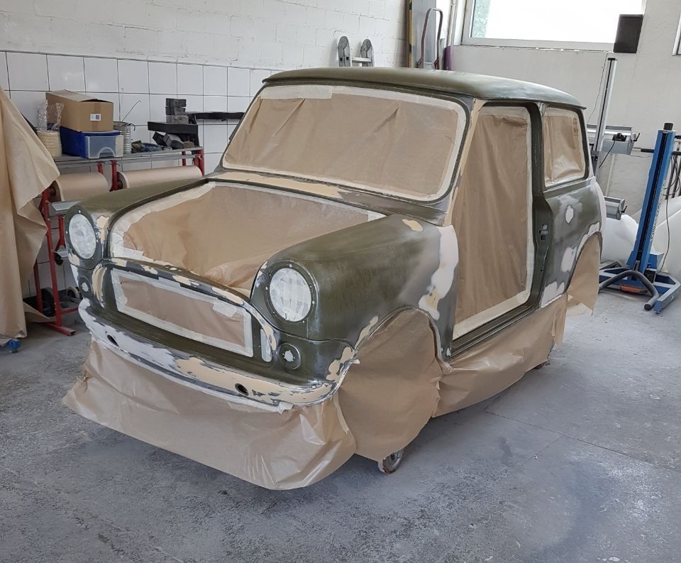 Altes Auto in der Werkstatt der Carrosserie Autospritzwerk Melliger