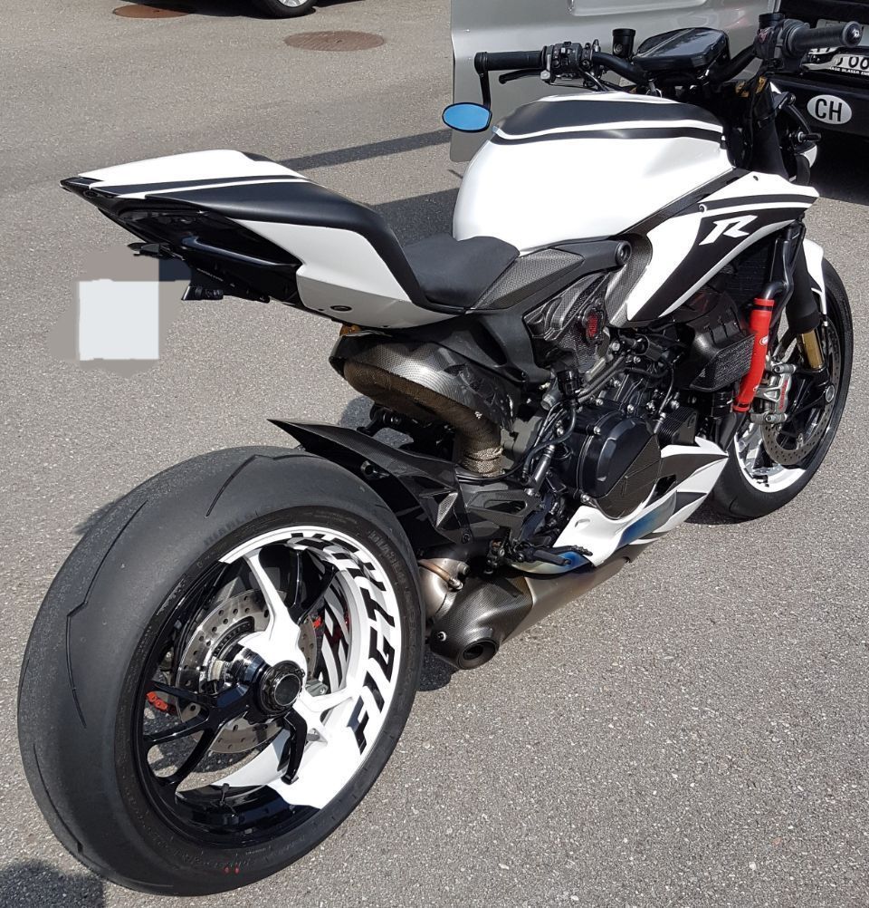 Altes Auto in der Werkstatt der Carrosserie Autospritzwerk Melliger