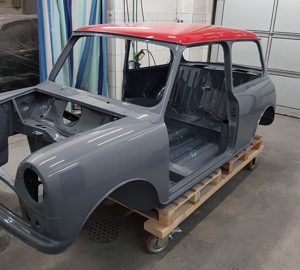 Altes Auto in der Werkstatt der Carrosserie Autospritzwerk Melliger