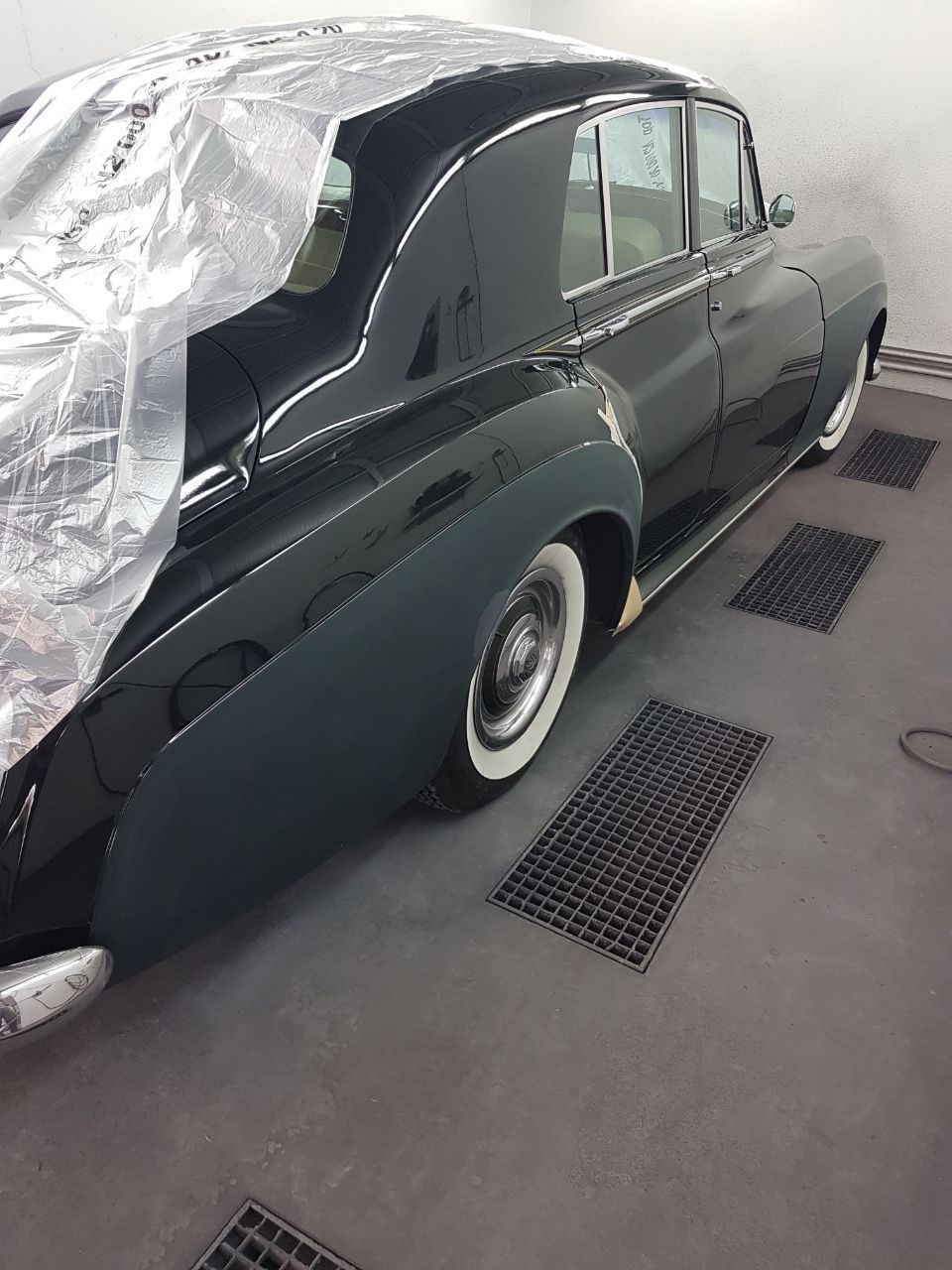 Altes Auto in der Werkstatt der Carrosserie Autospritzwerk Melliger