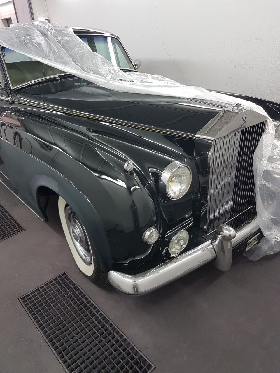 Altes Auto in der Werkstatt der Carrosserie Autospritzwerk Melliger