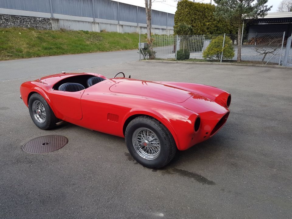 Altes Auto in der Werkstatt der Carrosserie Autospritzwerk Melliger