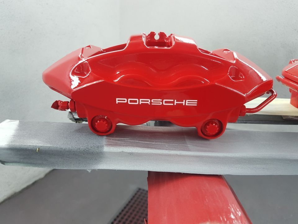 Altes Auto in Altes Auto in der Werkstatt der Carrosserie Autospritzwerk Melligerder Werkstatt der Carrosserie Autospritzwerk Melliger