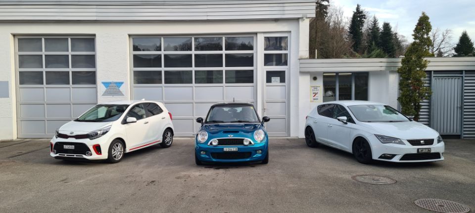 Altes Auto in der Werkstatt der Carrosserie Autospritzwerk Melliger