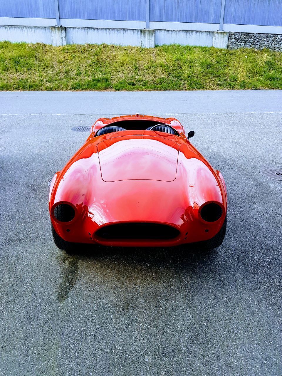 Altes Auto in der Werkstatt der Carrosserie Autospritzwerk Melliger