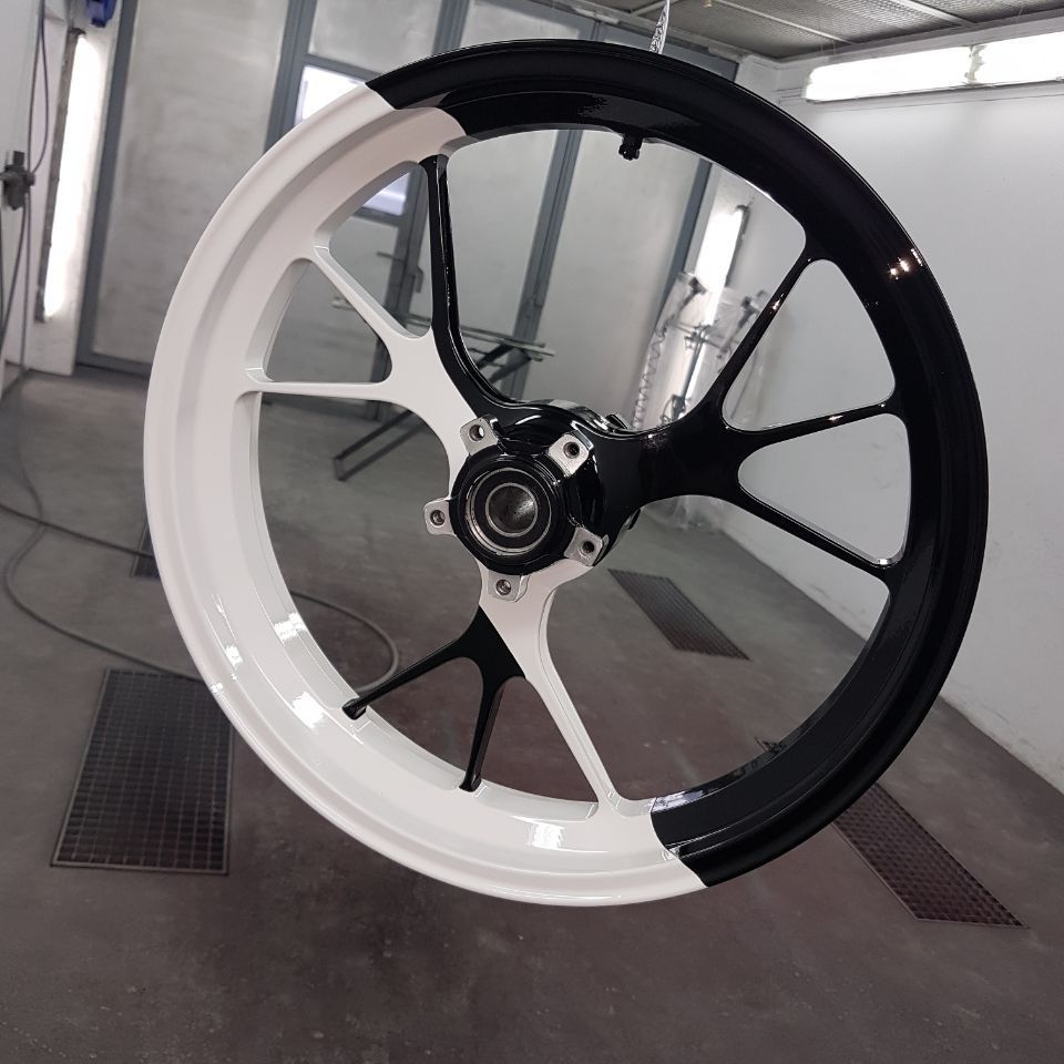 Altes Auto in der Werkstatt der Carrosserie Autospritzwerk Melliger