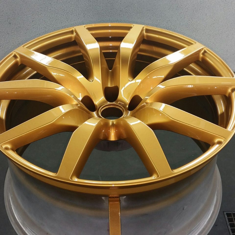 Altes Auto in der Werkstatt der Carrosserie Autospritzwerk Melliger