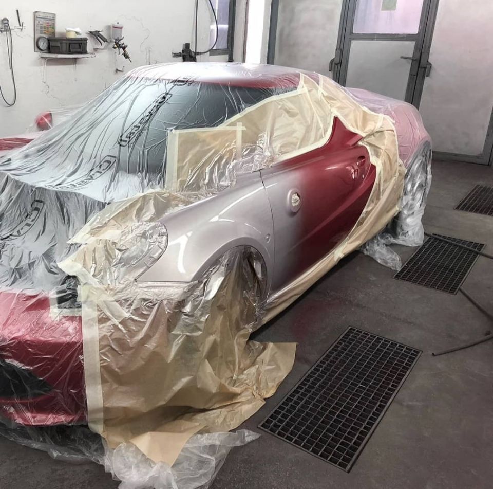 Altes Auto in der Werkstatt der Carrosserie Autospritzwerk Melliger