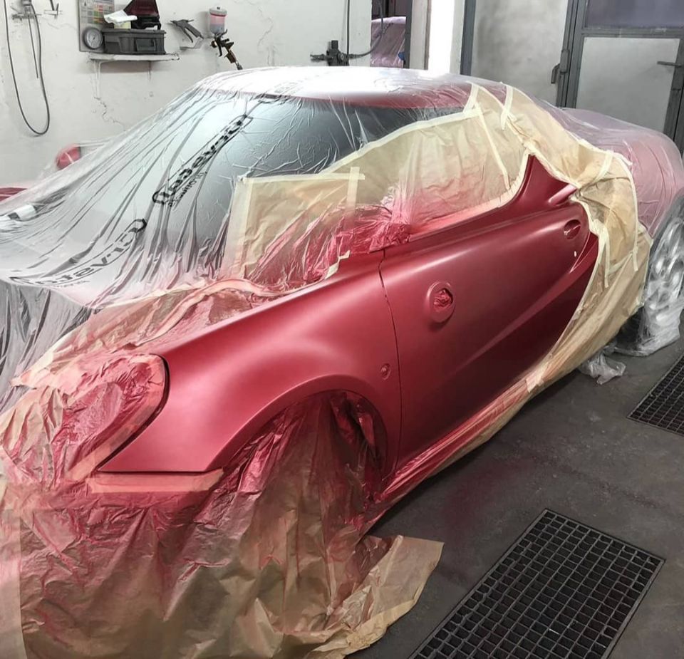 Altes Auto in der Werkstatt der Carrosserie Autospritzwerk Melliger