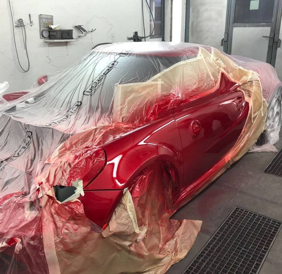 Altes Auto in der Werkstatt der Carrosserie Autospritzwerk Melliger