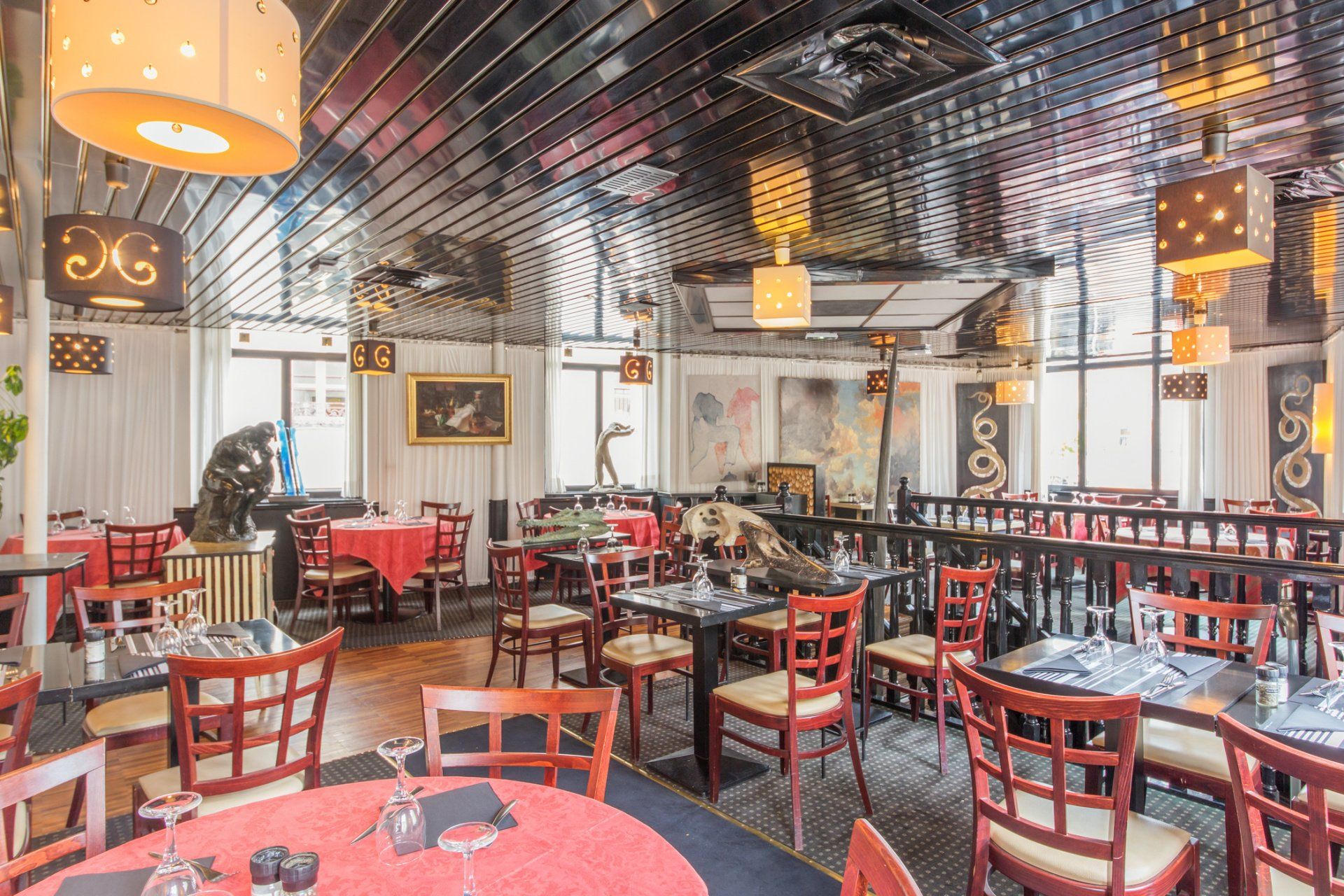 Une salle de restaurant chaleureuse