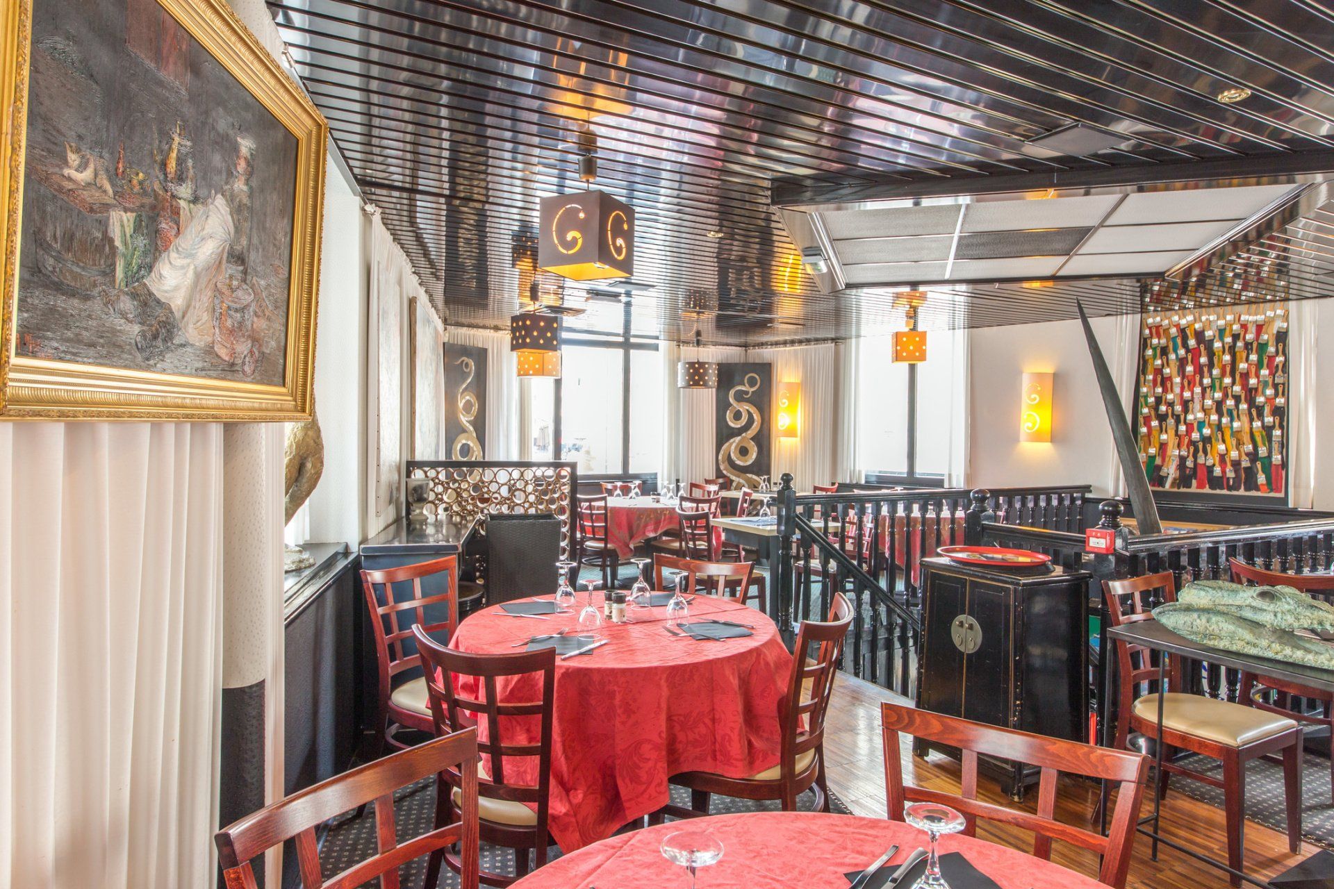 Une salle de restaurant conviviale