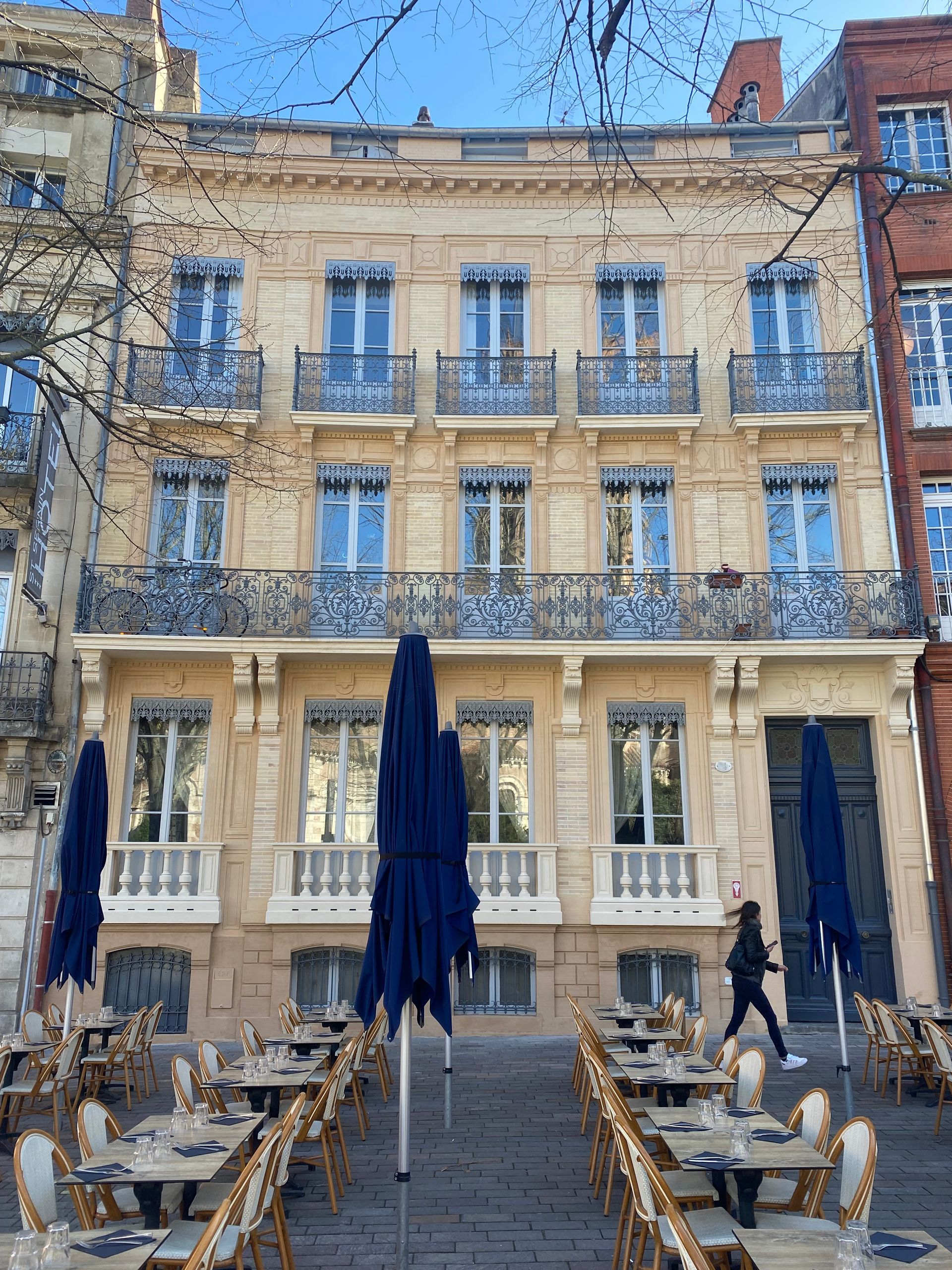 Façade avec des fenêtres aprés la restauration