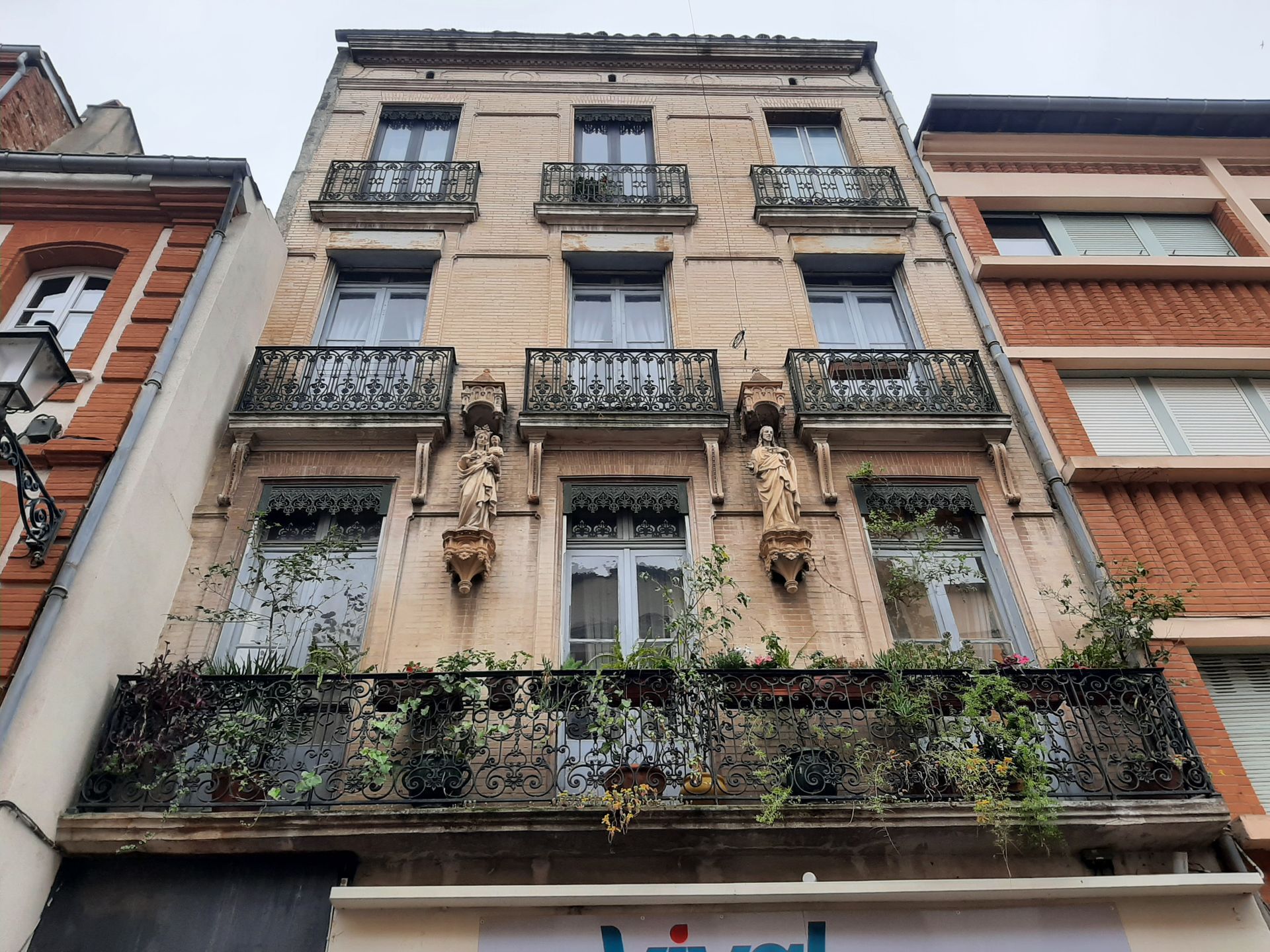 Une façade avec de statues