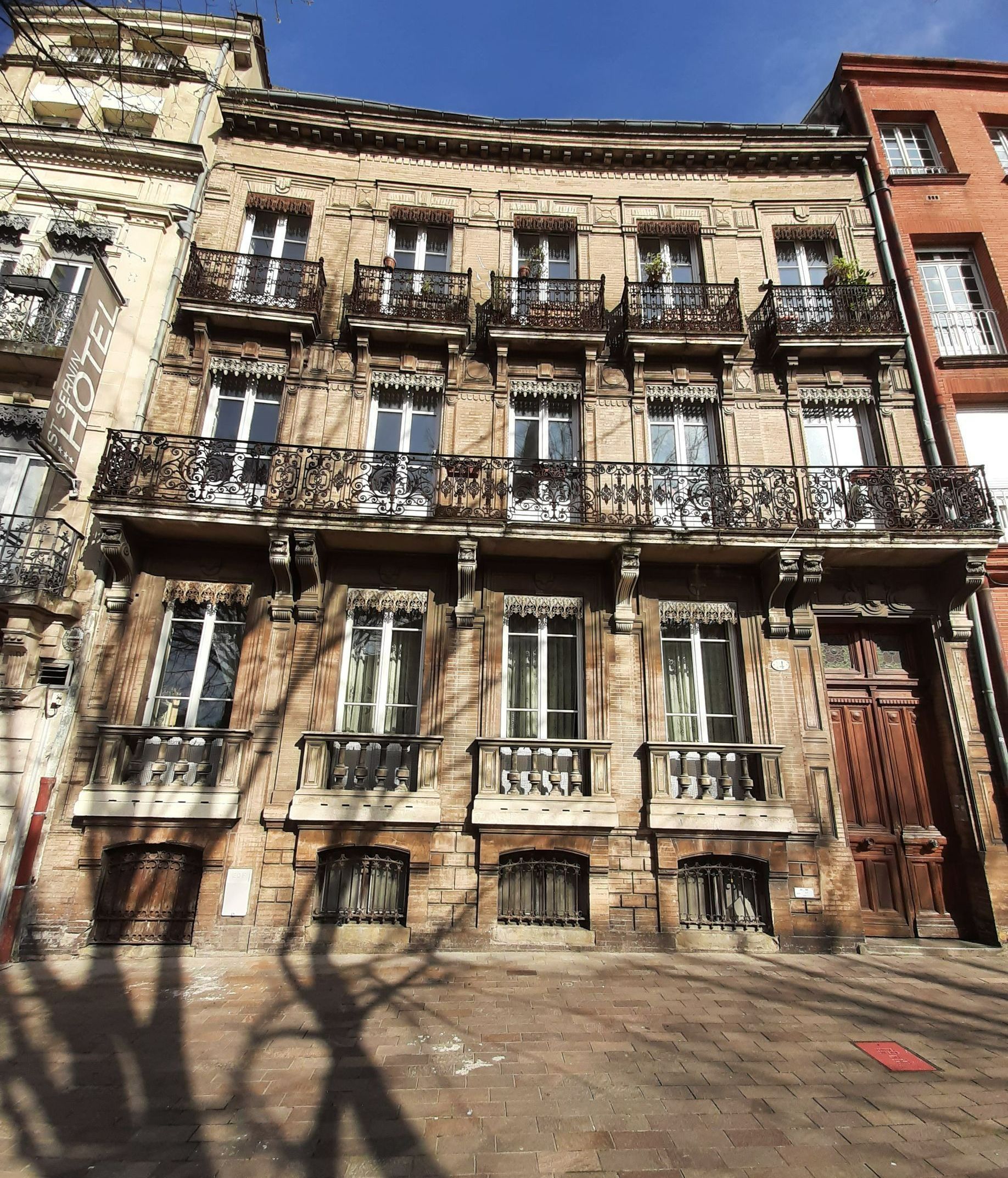 Facade avec des fenêtres avant restauration