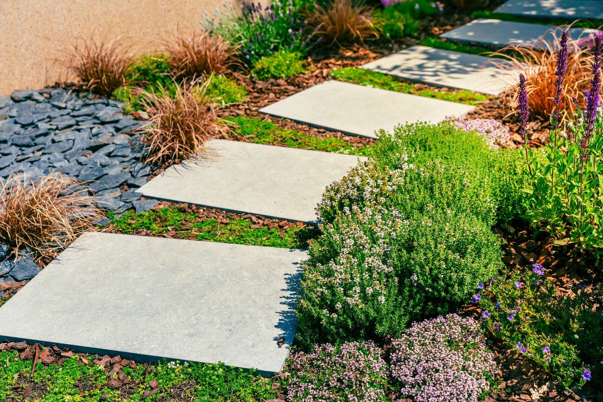 Chemin d'accès dallé dans un jardin