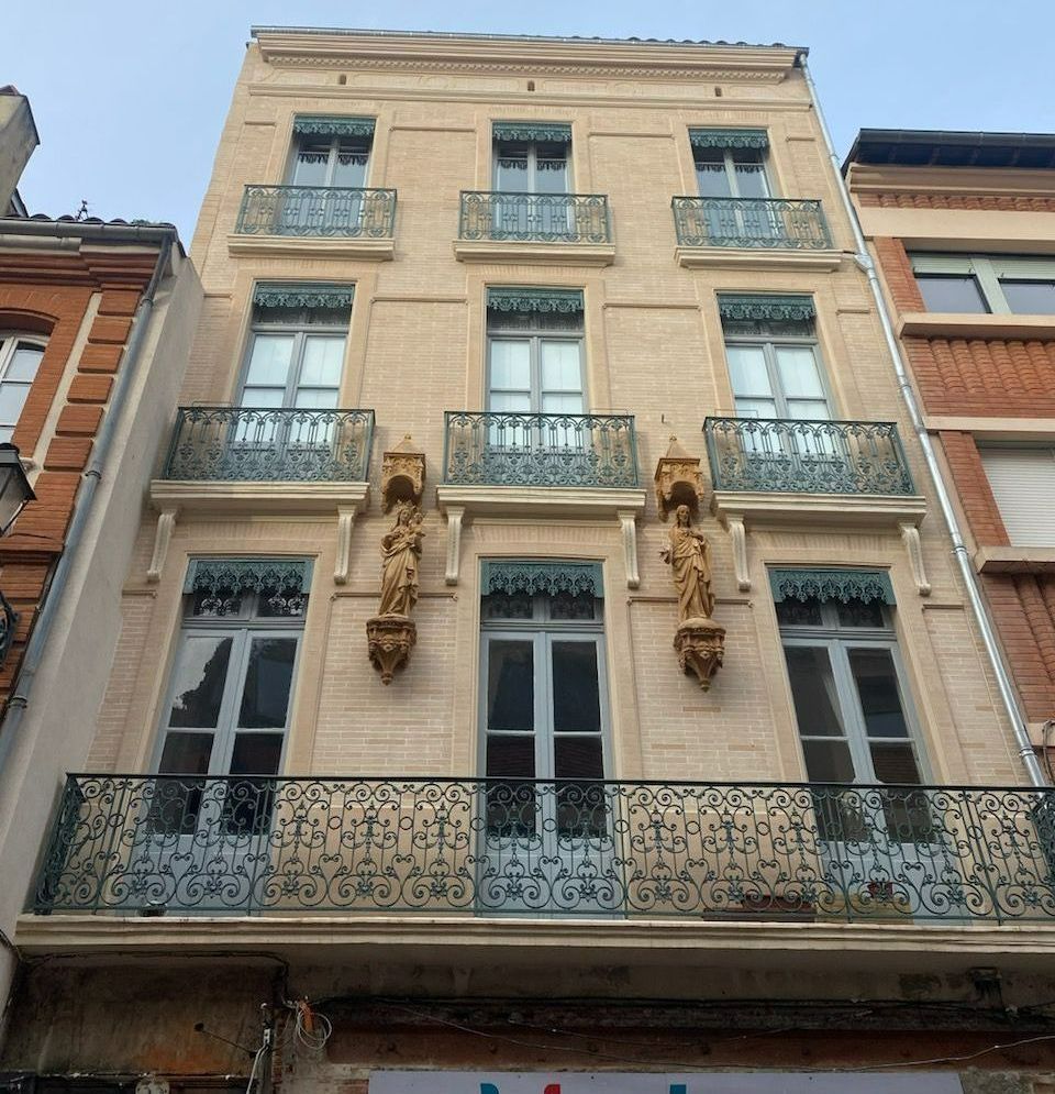 Une façade avec des statues après une réfection