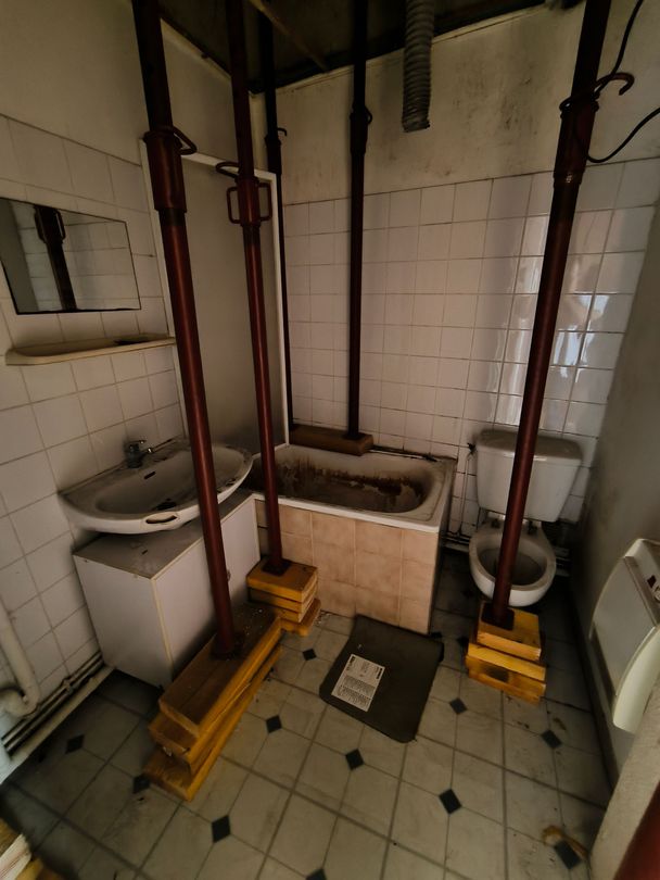 Étaiement d'urgence dans une salle de bains
