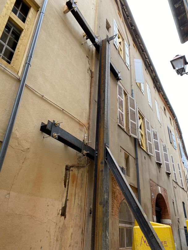 Étaiement d'urgence d'un bâtiment par l'extérieur