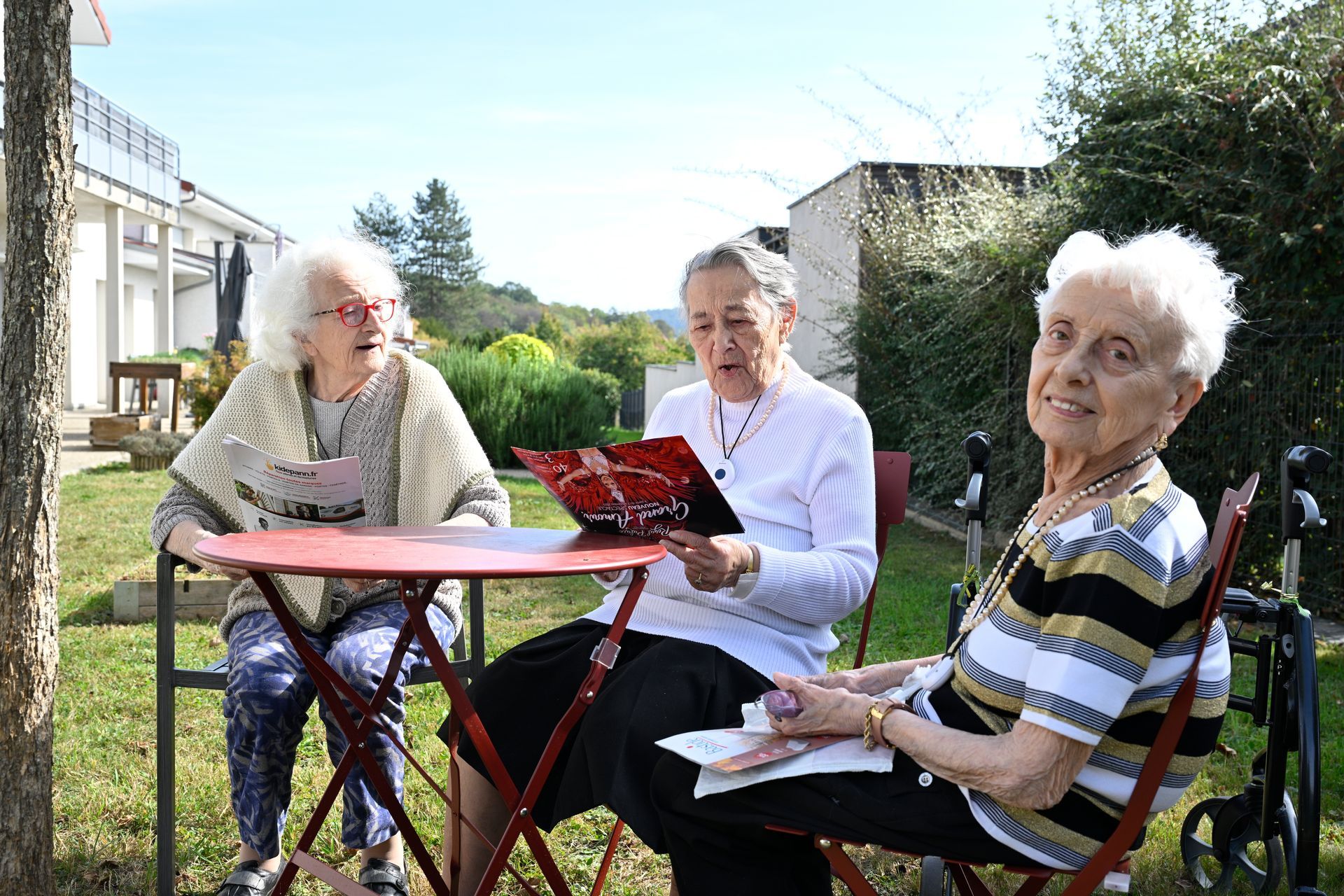 Photo de 3 résidentes sur une terrasse.