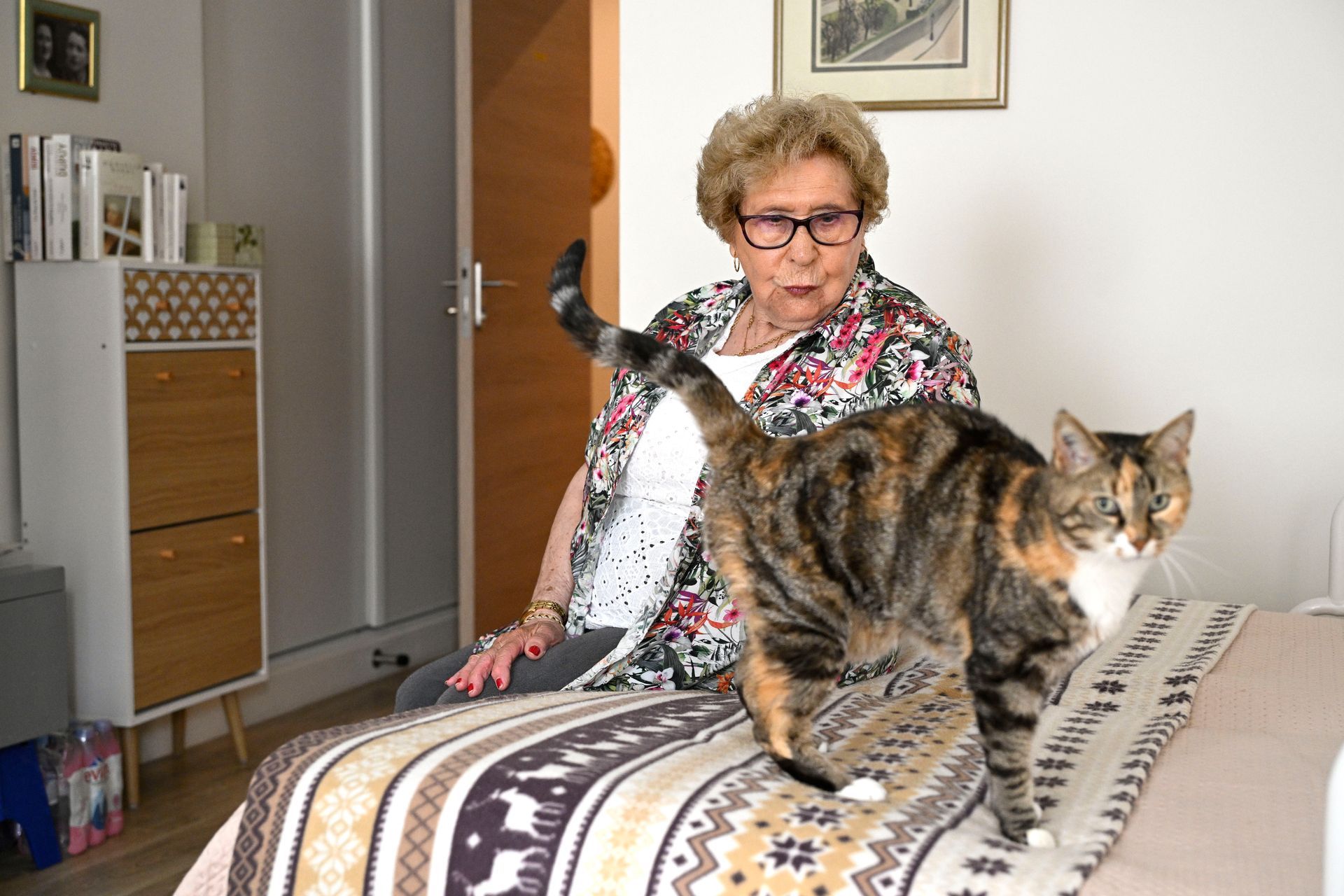 Photo d'une résidente avec son chat dans sa chambre.