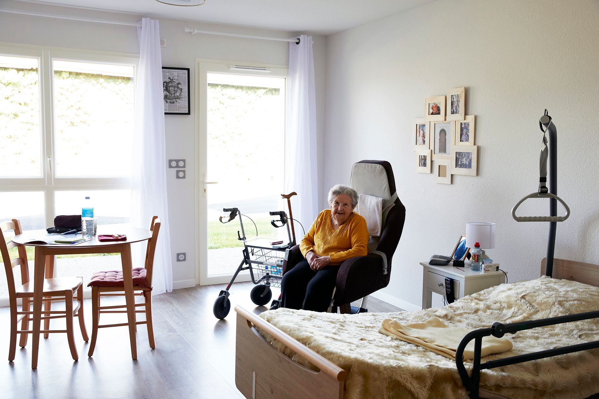 Photo d'une résidente dans sa chambre.