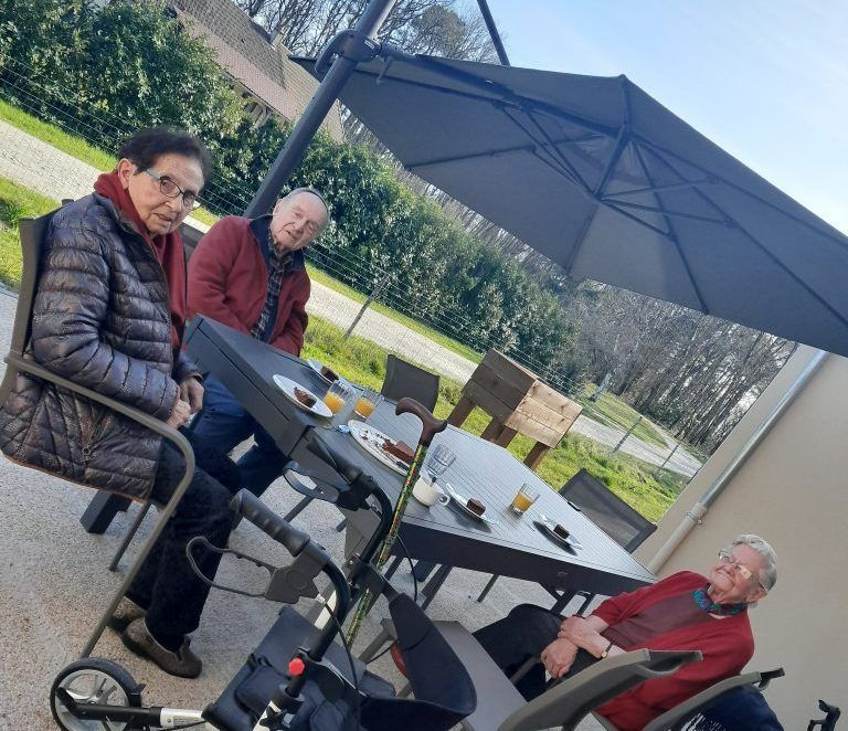 Photo de résidents sur une terrasse.