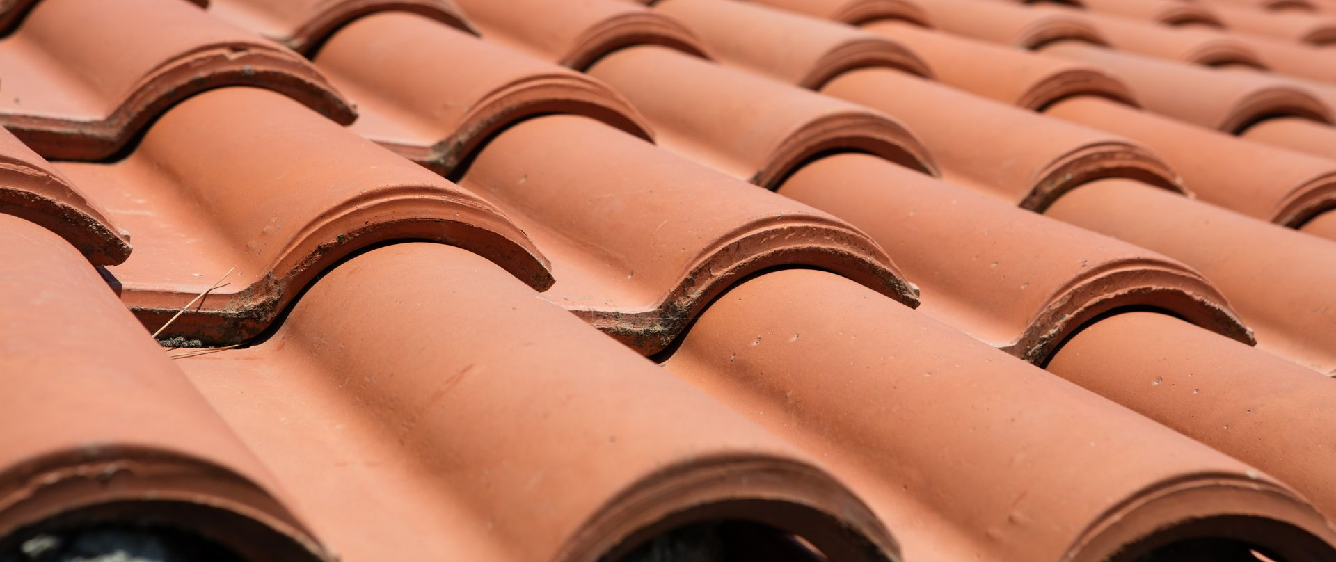 Une toiture en tuiles