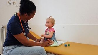 Baby wird von Arzt mit Stethoskop untersucht