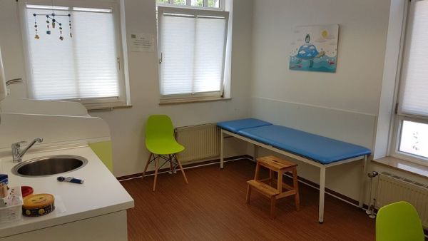 Behandlungszimmer bei Praxis für Kinder- und Jugendmedizin Jasmin Lidgett