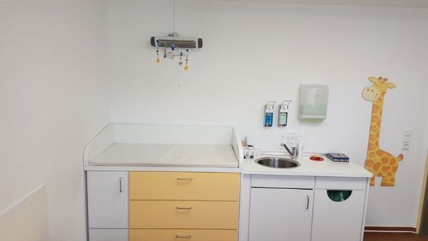 Behandlungszimmer bei Praxis für Kinder- und Jugendmedizin Jasmin Lidgett
