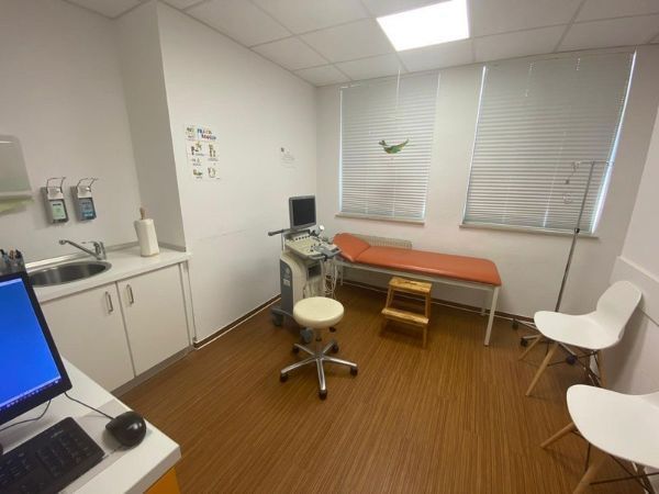 Behandlungszimmer bei Praxis für Kinder- und Jugendmedizin Jasmin Lidgett