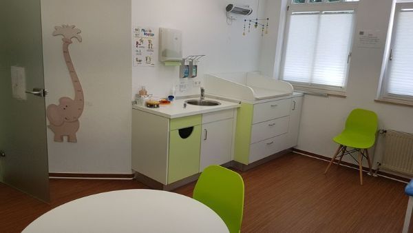 Behandlungszimmer bei Praxis für Kinder- und Jugendmedizin Jasmin Lidgett