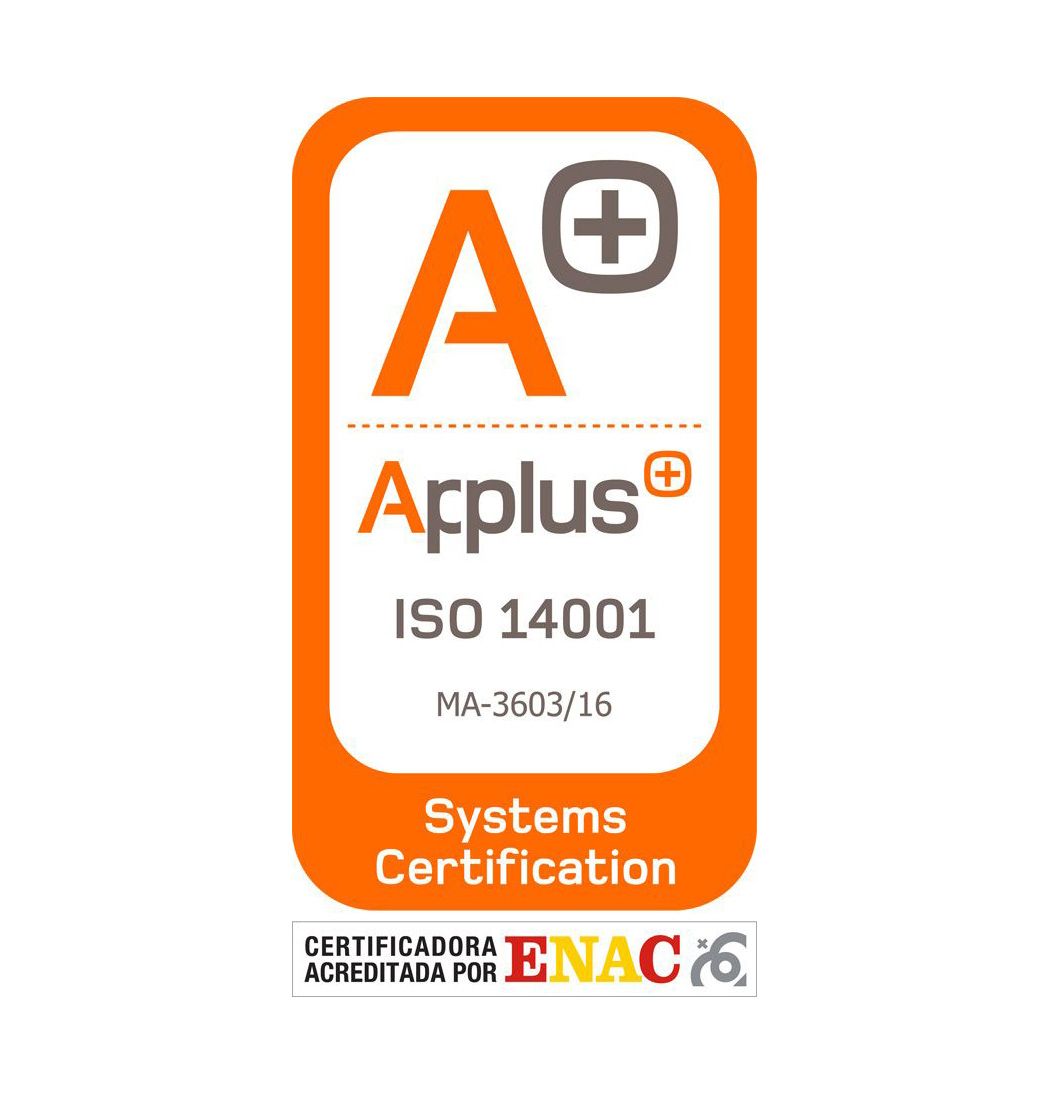 Logotipo de certificación de sistemas ISO 14001 de Arplus con diseño en naranja y blanco y acreditación ENAC.