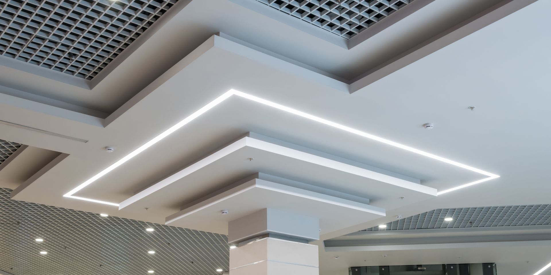 Un faux plafond avec LED