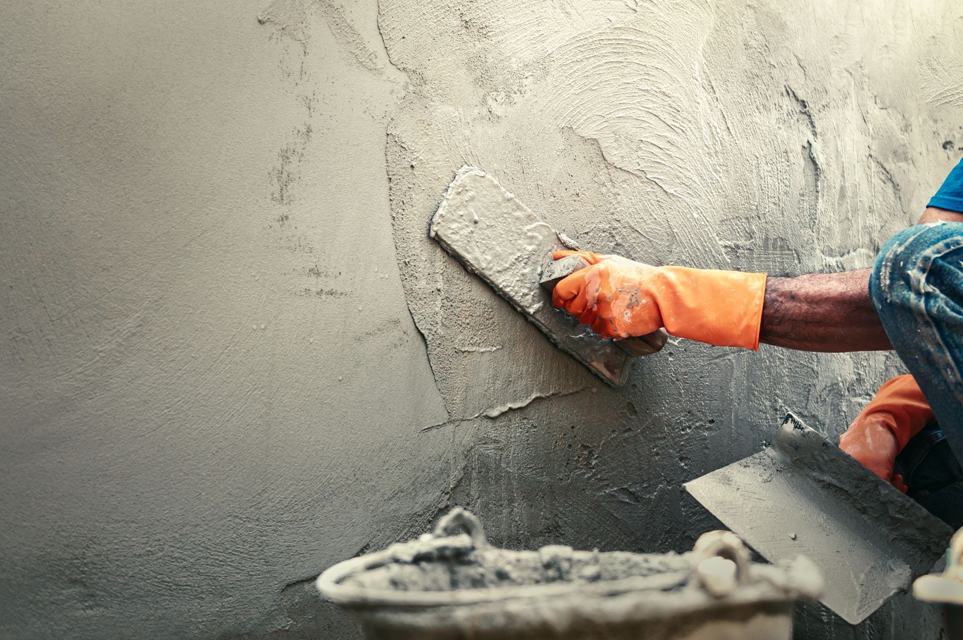 L'application d'enduit aux murs