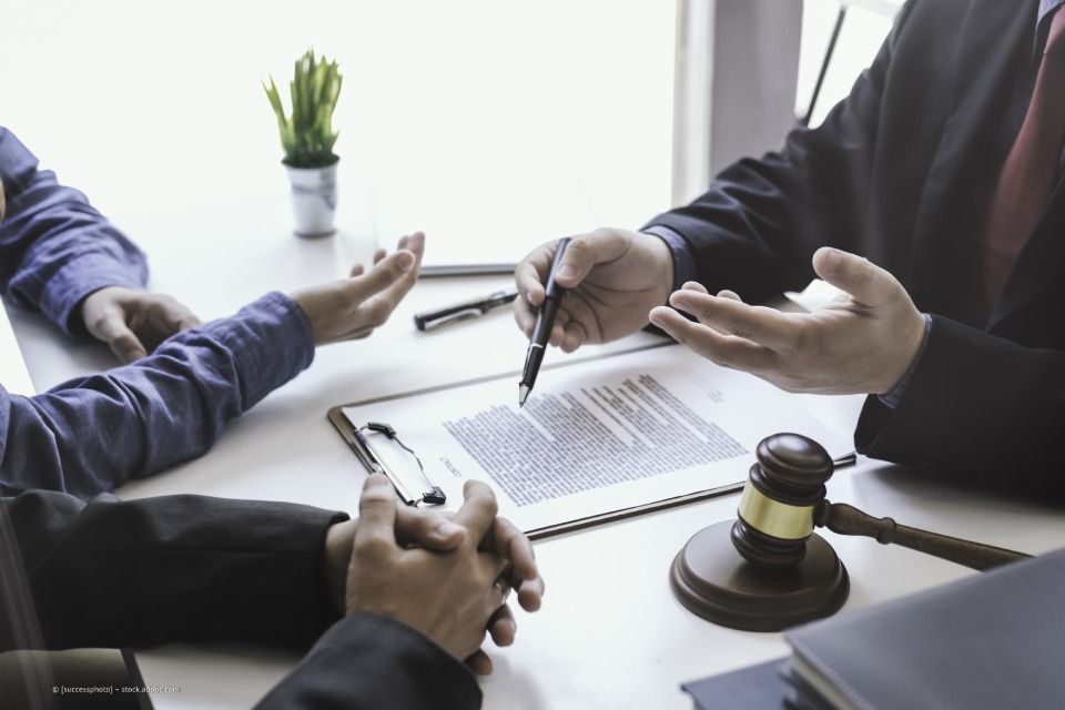 Besprechung eines Dokuments auf einem Klemmbrett