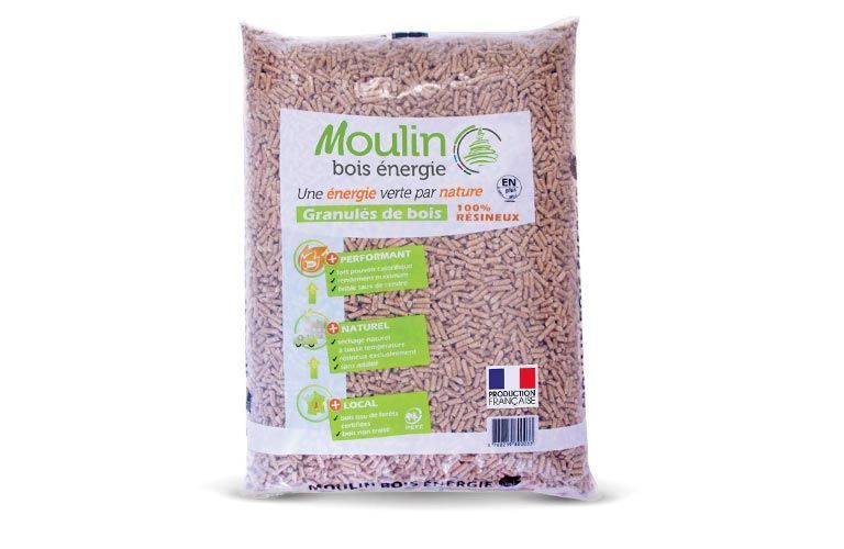 Sac de granulés de bois étiqueté « Moulin bois énergie », fabriqué en France.
