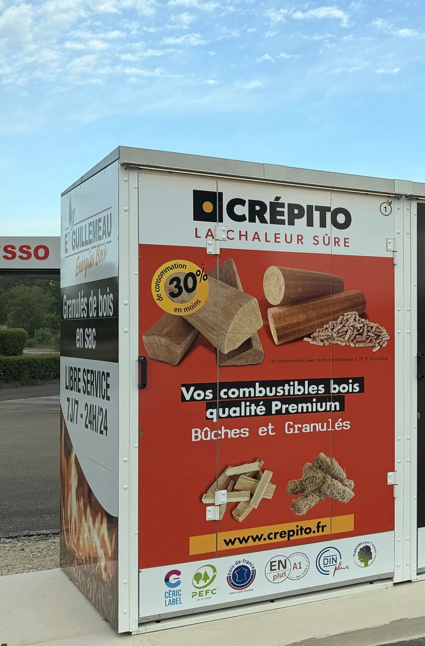 Distributeur de granulés PelletsDrive dans une station-service Esso, avec casiers pour un achat 24h/24 et 7j/7.