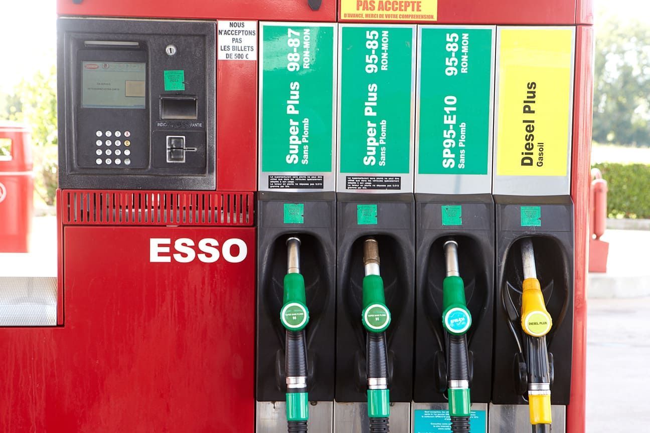 Pompe à essence Esso rouge avec quatre types de carburant : Super Plus, SP95-E10 et Diesel Plus.